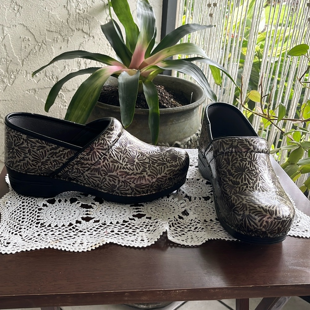 Size 10 Danilo nurse shoes
